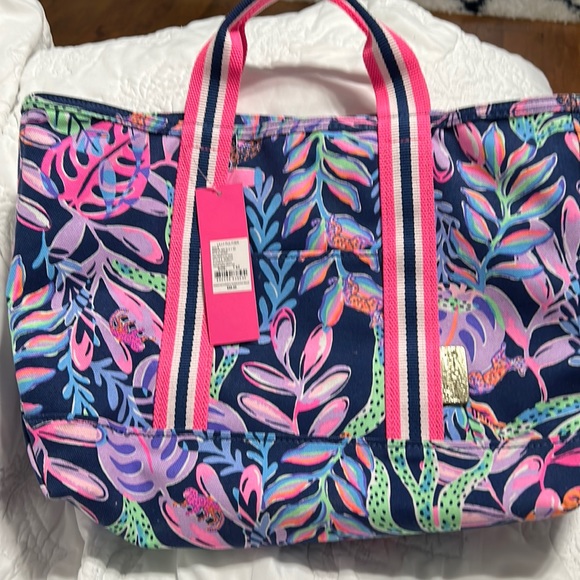 Lilly Pulitzer Handbags - Midsize tote all canvas material Lilly Pulitzer excellent condition